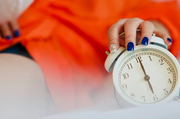 Mão Mulher Debaixo Cobertor Estende Para Despertador Relógio Alarme Que — Fotografia de Stock