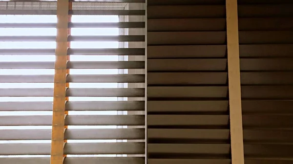 Akşam güneşi, ahşap pencere perdeleri, güneş ışığı ve pencere perdeleri ve granit döşeme duvarı, dekoratif ev konsepti.