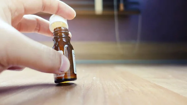 Parmağındaki siğil ve tedaviden sonra salisilik asitle kan kaybından ölüyor. Parmak uçlarında siğil donması, sağlık ve tıbbi konsept, pencereden gelen bulanık ışık arka planı, seçici odaklanma