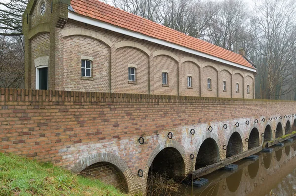 Śluza house w kanał — Zdjęcie stockowe