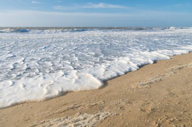 dalgalar üzerinde köpük