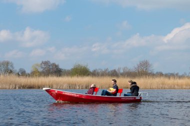 Küçük Teknede Aile