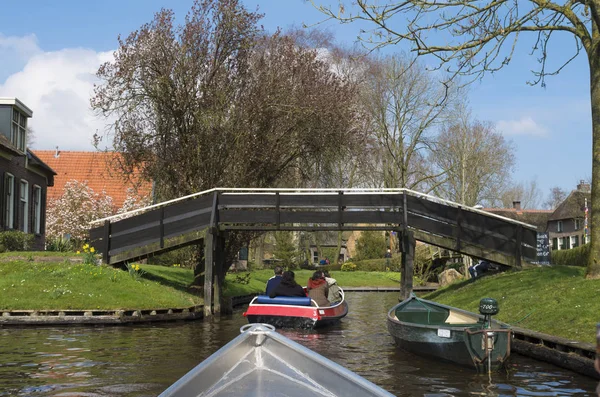 Bateaux sur petit canal aux Pays-Bas — Photo