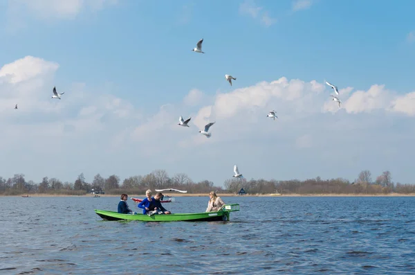 Touristen in kleinem Boot — Stockfoto