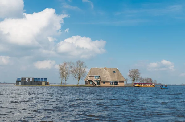 Дом в озере — стоковое фото