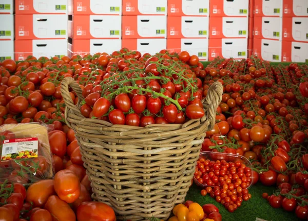 Korg med röda tomater — Stockfoto