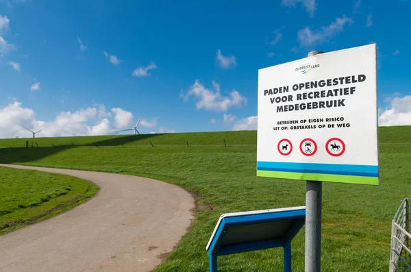 Nederlandse Dijk met waarschuwing schild — Stockfoto