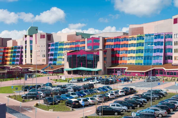 Färgglada holländska sjukhuset fasad — Stockfoto