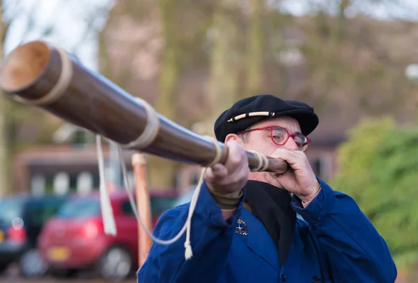 Muž Foukání roh — Stock fotografie