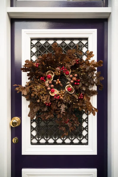 Ghirlanda di Natale sulla porta — Foto Stock