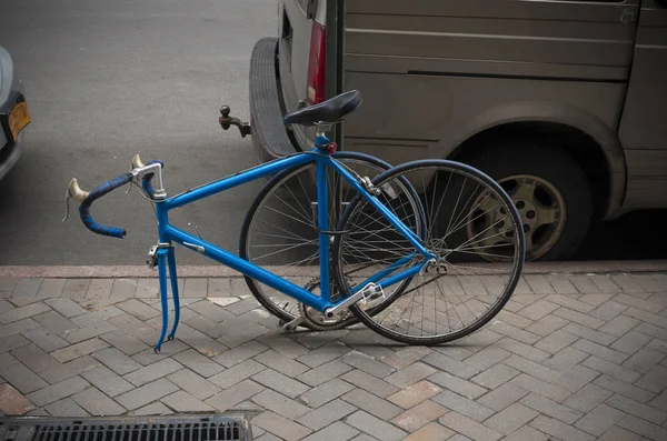 Припаркованный гоночный велосипед — стоковое фото