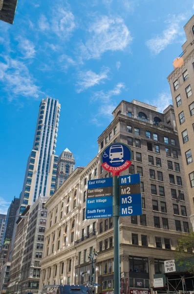 Przystanek autobusowy znak w Nowym Jorku — Zdjęcie stockowe