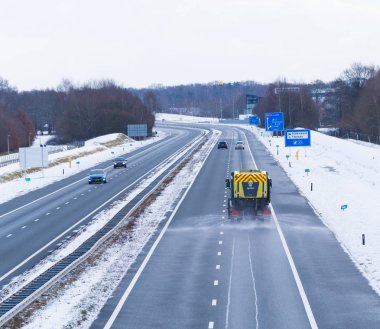 karayolu üzerinde araç serpin