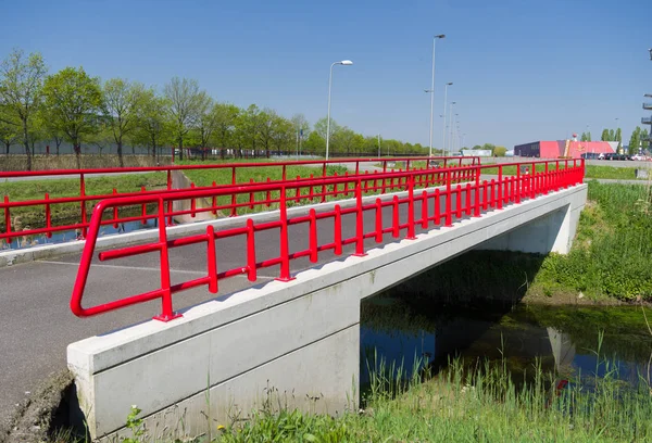 Ponte pedonale rosso — Foto Stock