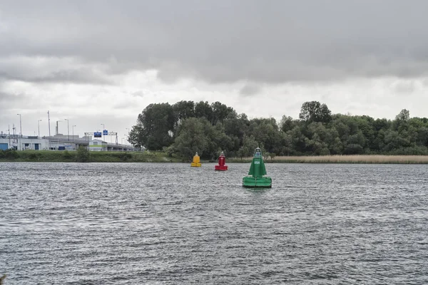 Navigering bojar i en kanal — Stockfoto