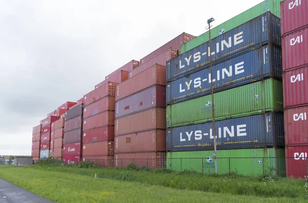 Container aufgetürmt — Stockfoto