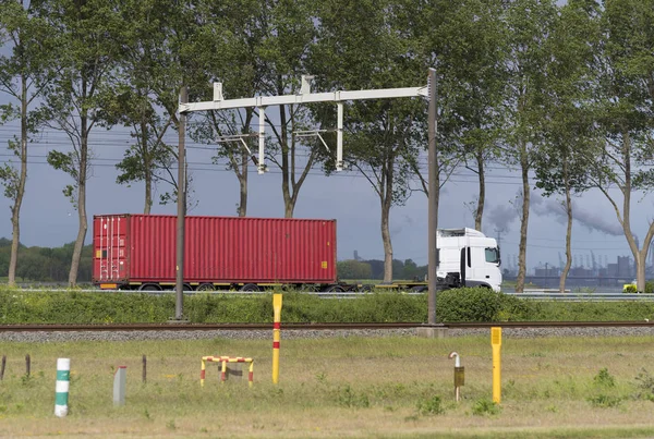 Container op vrachtwagen — Stockfoto