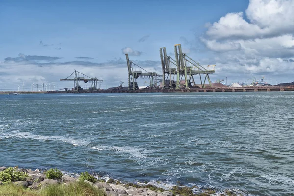 Raden av hamnen kranar — Stockfoto