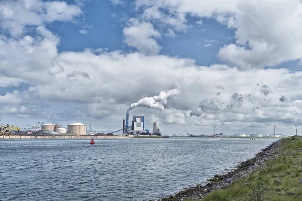 Chimenea humeante en Rotterdam —  Fotos de Stock