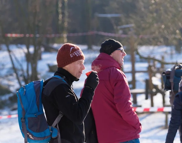 Bere caffè caldo in inverno — Foto Stock