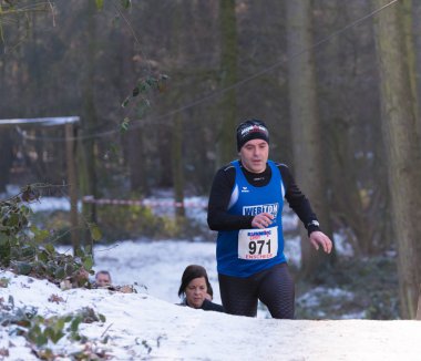 Runner karlı tepe üzerinde