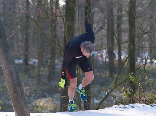 Joggerin stolpert im Schnee — Stockfoto