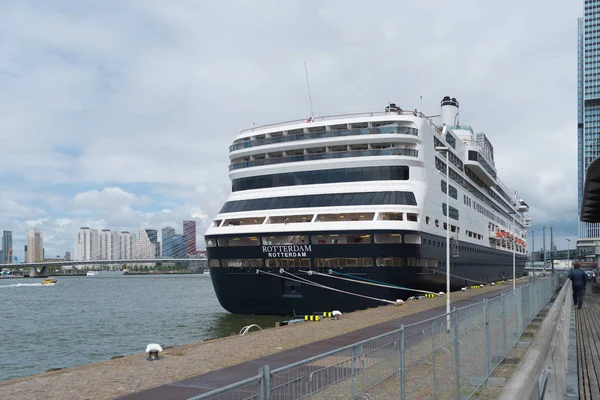 Großes Passagierschiff — Stockfoto