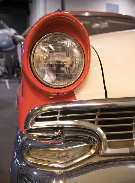 Coche clásico en sala de exposición — Foto de Stock