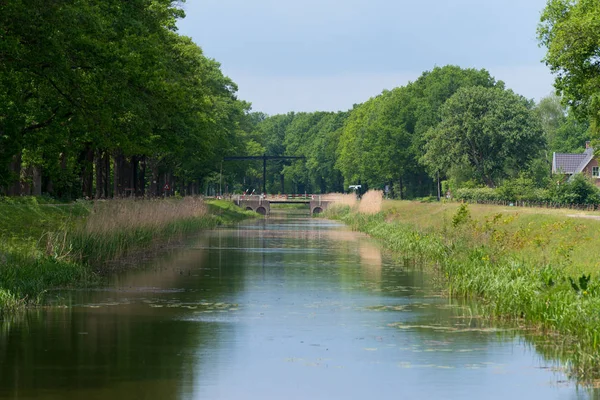 在荷兰的田园诗般的运河 — 图库照片