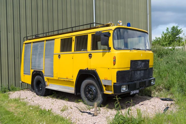 Vieux camion de pompiers jaune — Photo
