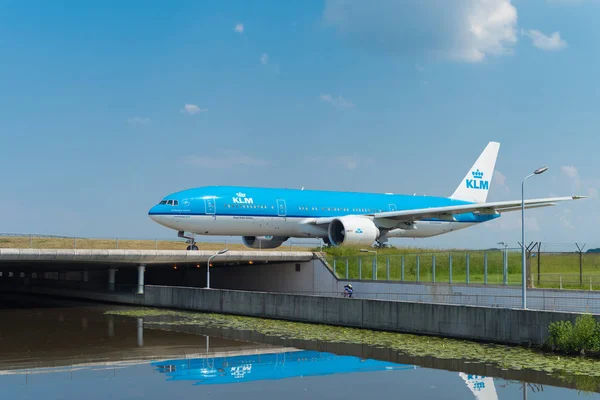 Avião em pista — Fotografia de Stock