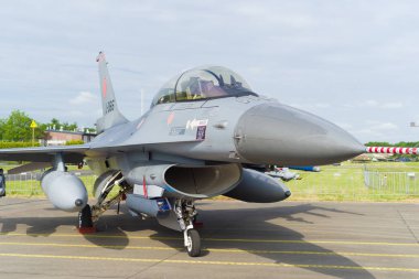 F-16 savaş uçağı Önden Görünüm