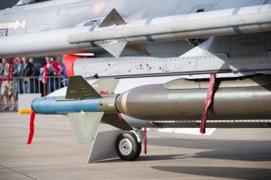 savaş uçağı üzerinde kukla roket