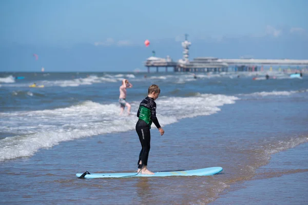 Мальчик на доске для серфинга — стоковое фото