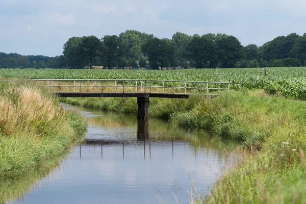 Pont sur une digue — Photo