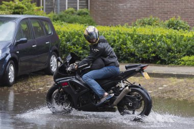 motorlu su dolu sokak