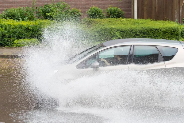 Carro na rua inundada — Fotografia de Stock