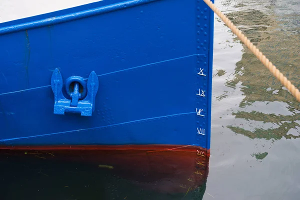 Anchor on blue boat — Stock Photo, Image