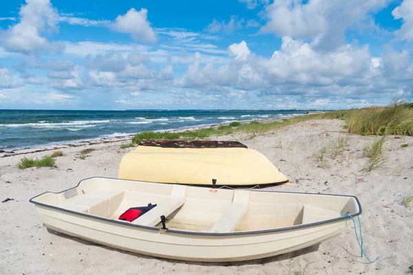 Boat on beach — Stock Photo, Image