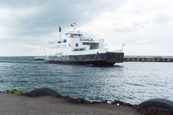 Arrival of ferry — Stock Photo, Image