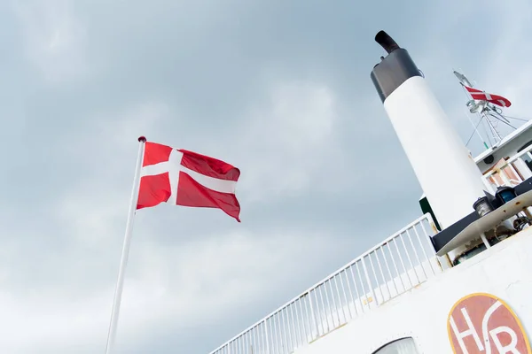 Barco de balsa com bandeira dinamarquesa — Fotografia de Stock