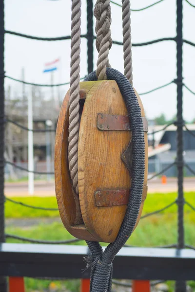 Старый деревянный шкив — стоковое фото
