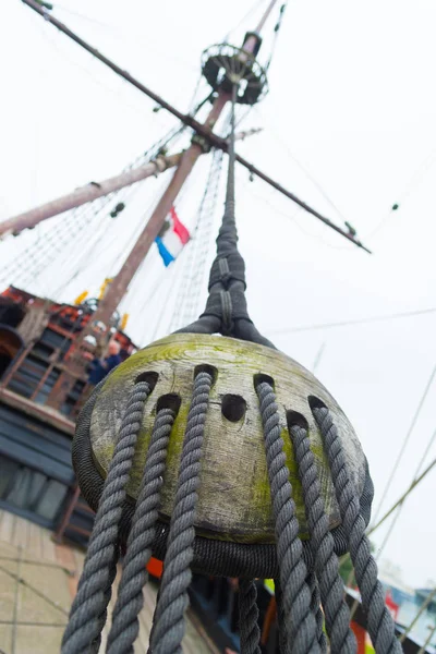 Oude houten katrol — Stockfoto