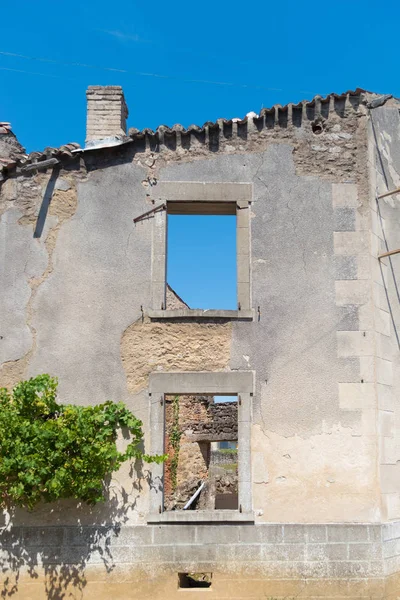 废墟中格拉讷河畔-sur-奥拉杜尔 — 图库照片