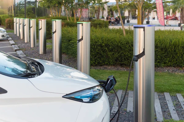 Coche eléctrico está siendo cargado — Foto de Stock