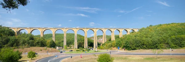 Spoorwegviaduct in drodogne — Stockfoto