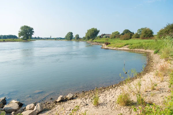 Nederlandse rivier op zomerdag — Stockfoto