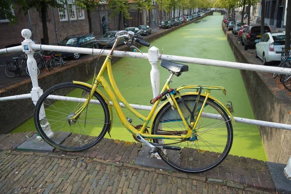 Geel fiets op brug — Stockfoto