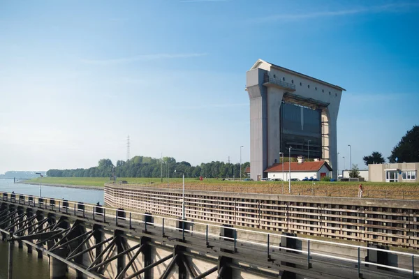 Заблокировать PRINSBERNHARD SLUIS в низинах — стоковое фото