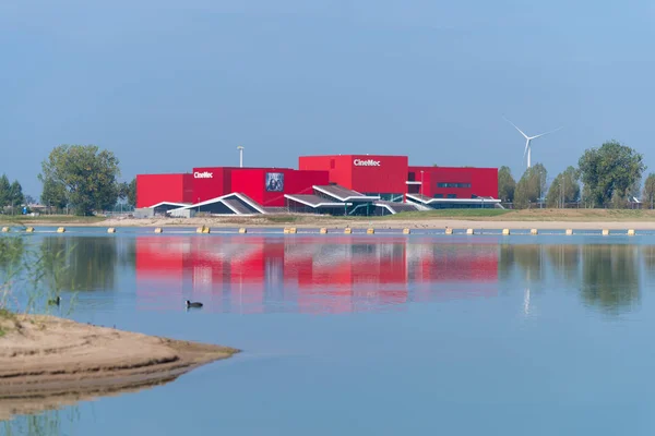 Cine reflejado en un lago — Foto de Stock